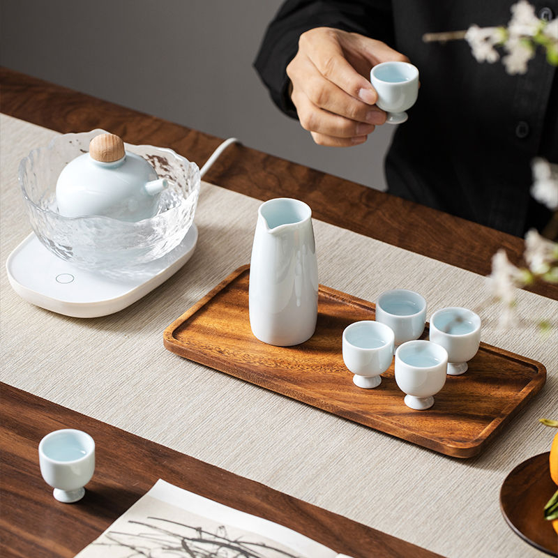 Set de vin ceramic minimalist cu decantor înalt și pahare mici