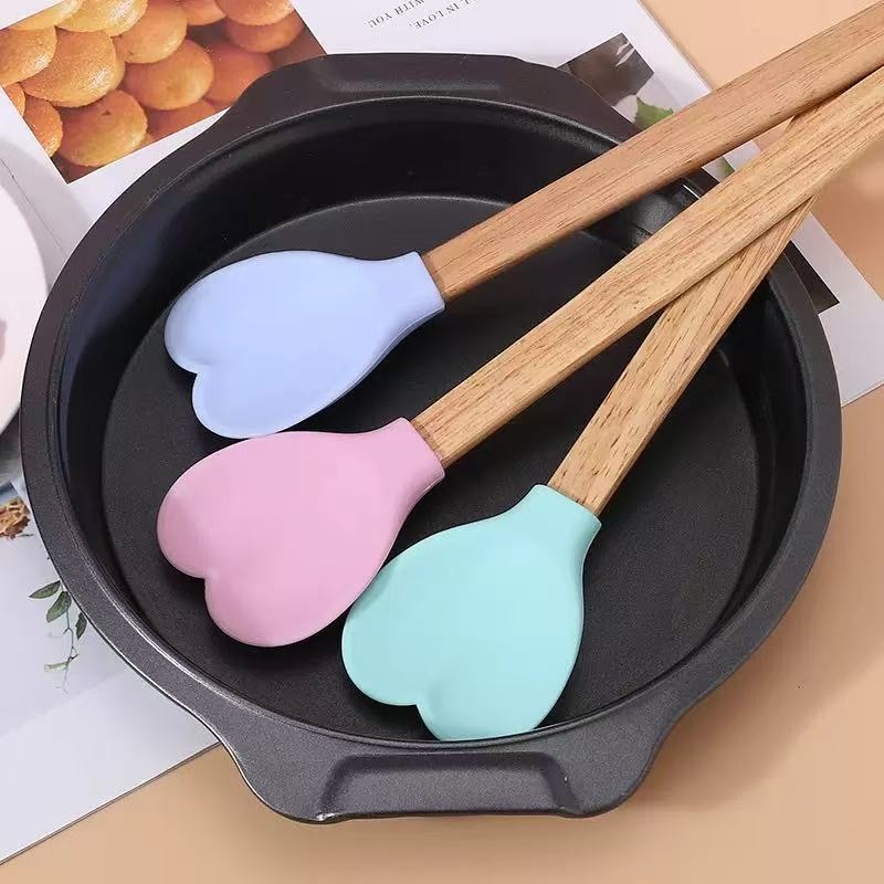 Spatulă din silicon roz pentru cremă, cu inimă, pentru cofetărie și deserturi