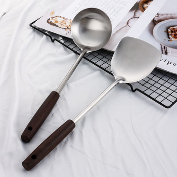 Spatulă din oțel inoxidabil nemagnetic pentru bucătăria de acasă, spatulă de prăjit îngroșată cu mâner din lemn, rezistentă la temperaturi înalte.