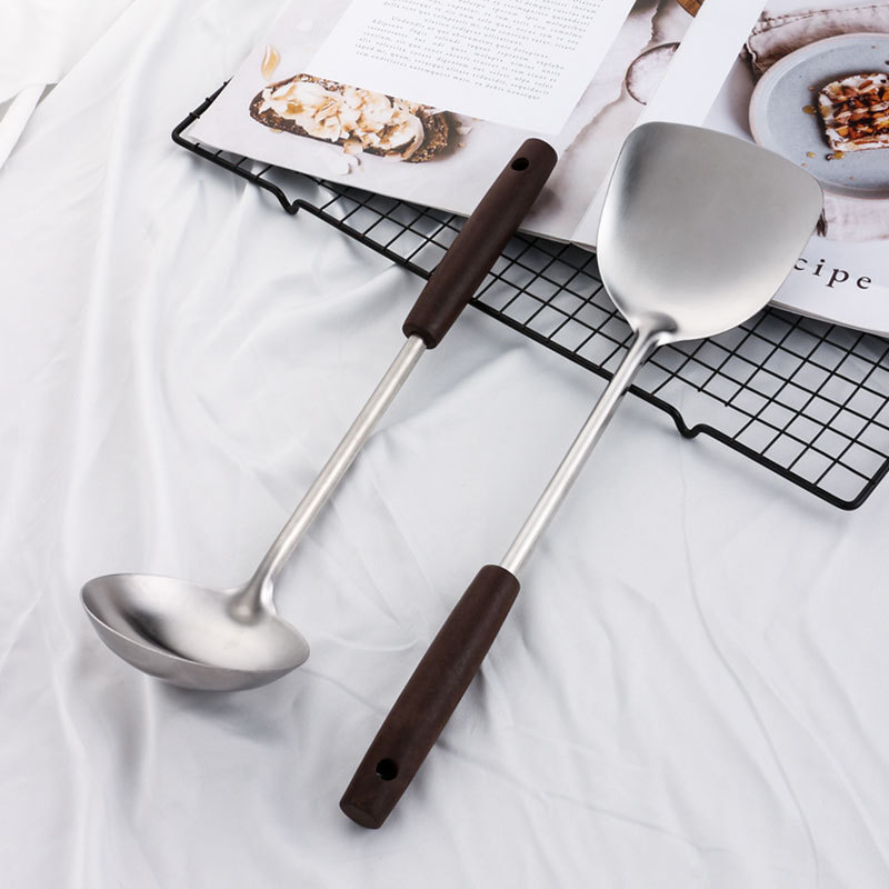 Spatulă din oțel inoxidabil nemagnetic pentru bucătăria de acasă, spatulă de prăjit îngroșată cu mâner din lemn, rezistentă la temperaturi înalte.