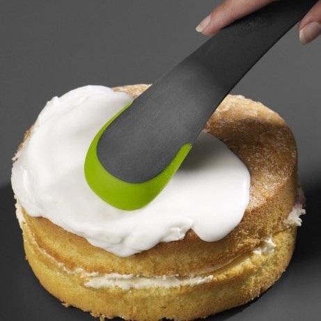 Un instrument de bucătărie cinci în unu: strecurător, lingură cu găuri, spatulă, lingură și tăietor – în două culori