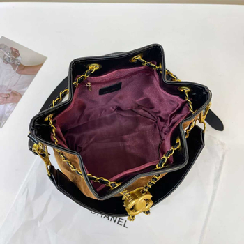 Chanel inspirirana bucket torba s vezenim detaljima i lančanim remenom