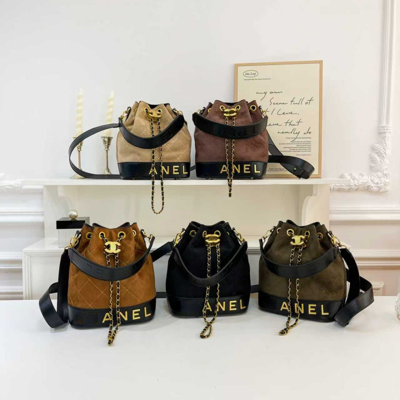 Chanel inspirirana bucket torba s vezenim detaljima i lančanim remenom