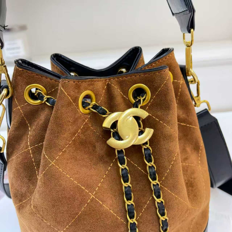 Chanel inspirirana bucket torba s vezenim detaljima i lančanim remenom