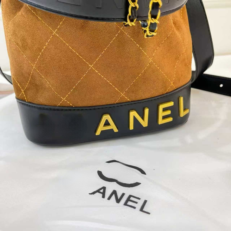 Chanel inspirirana bucket torba s vezenim detaljima i lančanim remenom