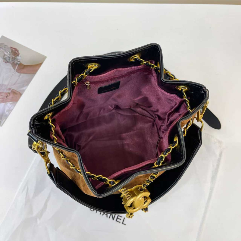 Chanel inspirirana bucket torba s vezenim detaljima i lančanim remenom