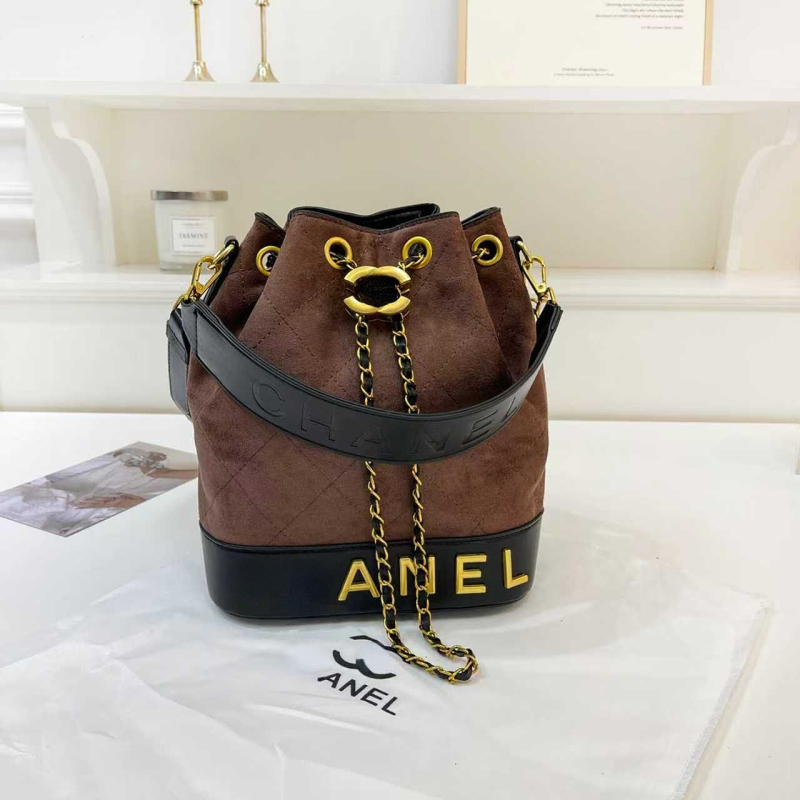 Chanel inspirirana bucket torba s vezenim detaljima i lančanim remenom