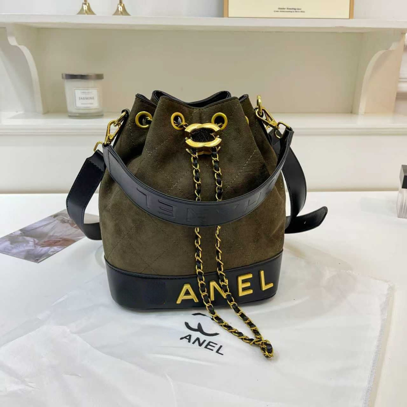 Chanel inspirirana bucket torba s vezenim detaljima i lančanim remenom
