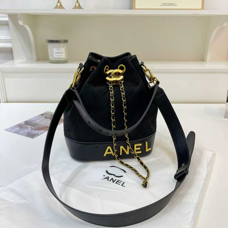 Chanel inspirirana bucket torba s vezenim detaljima i lančanim remenom