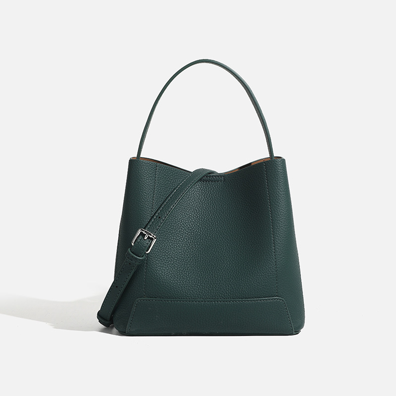 Elegantna ženska bucket torba od mekane kože, velika kapaciteta, model 2025, svestrana za nošenje: u ruci, na ramenu ili preko tijela.