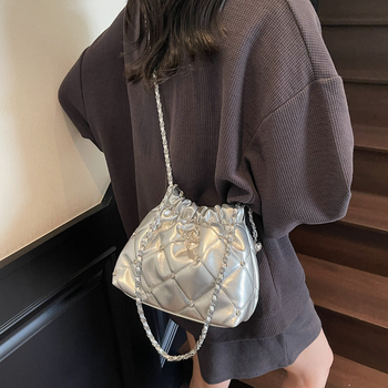 Ženska mala crossbody torbica s kviltirom i lancem, 2025 novi stil