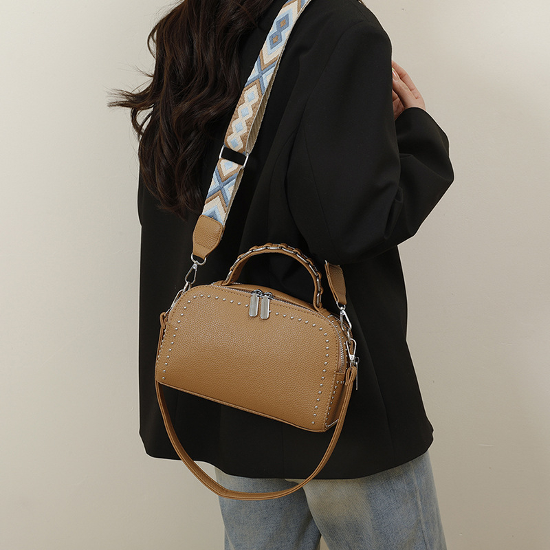 Ženska retro torbica s rivetima, PU, mala kvadratna forma, jedina naramnica, ramena/krstari crossbody, proljeće 2025