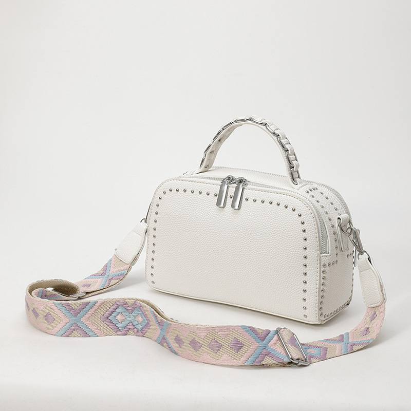 Ženska retro torbica s rivetima, PU, mala kvadratna forma, jedina naramnica, ramena/krstari crossbody, proljeće 2025
