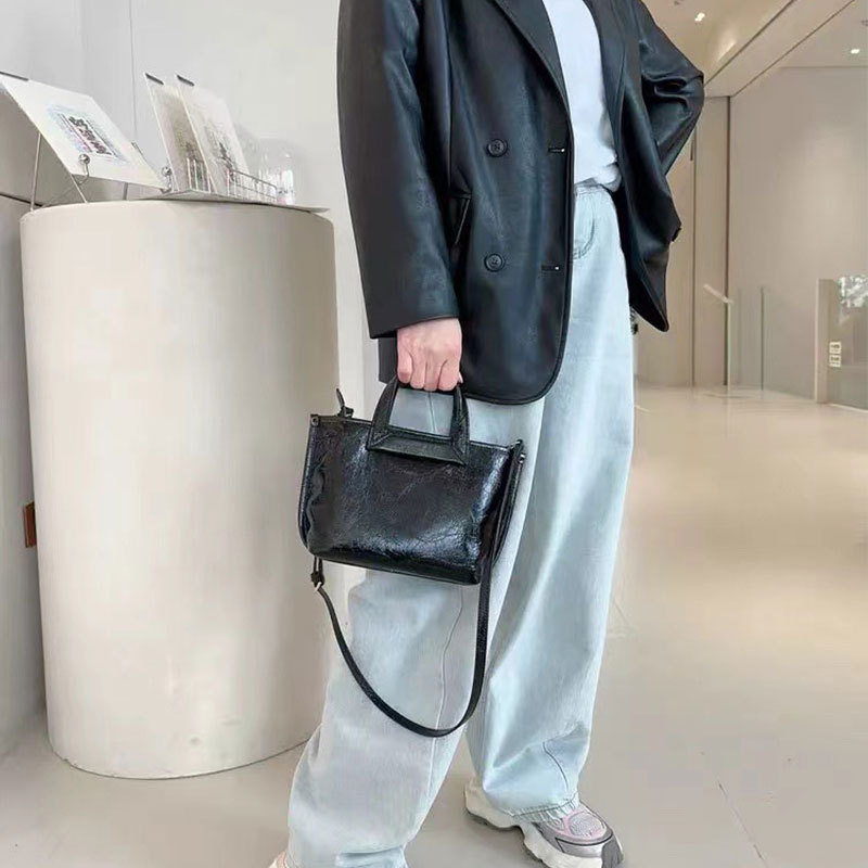 Ženska kožna bucket torba s naramenicom – ljeto 2025, gradski minimalistički stil