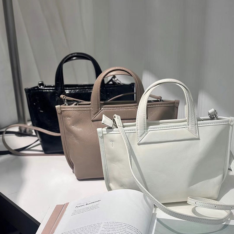 Ženska kožna bucket torba s naramenicom – ljeto 2025, gradski minimalistički stil