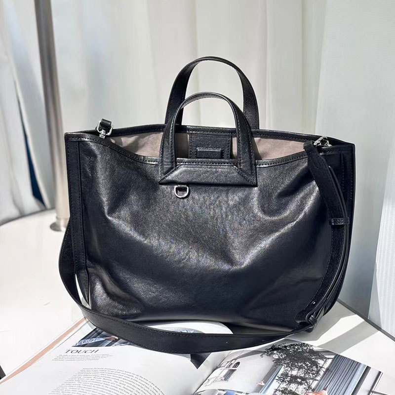 Ženska kožna bucket torba s naramenicom – ljeto 2025, gradski minimalistički stil