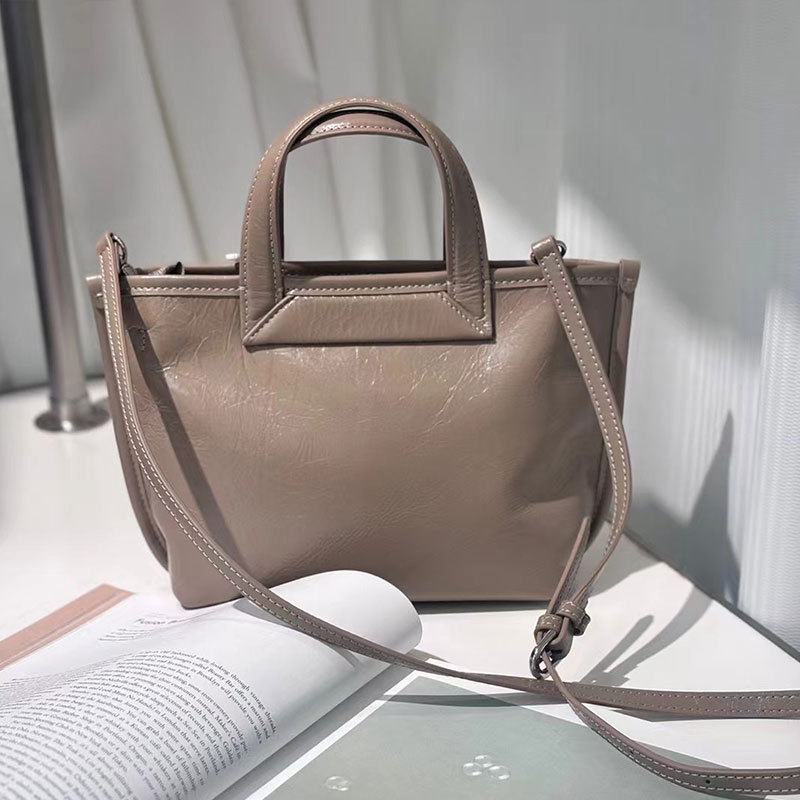 Ženska kožna bucket torba s naramenicom – ljeto 2025, gradski minimalistički stil
