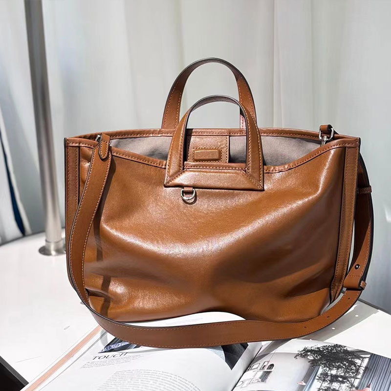 Ženska kožna bucket torba s naramenicom – ljeto 2025, gradski minimalistički stil