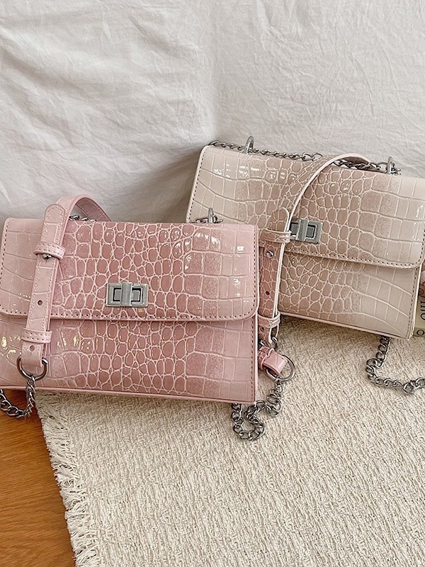 Nova ženska torbica s teksturiranim horizontalnim dizajnom, lančani remen u stilu Koreje/Japana, mala kvadratna crossbody torbica za svakodnevne kombinacije