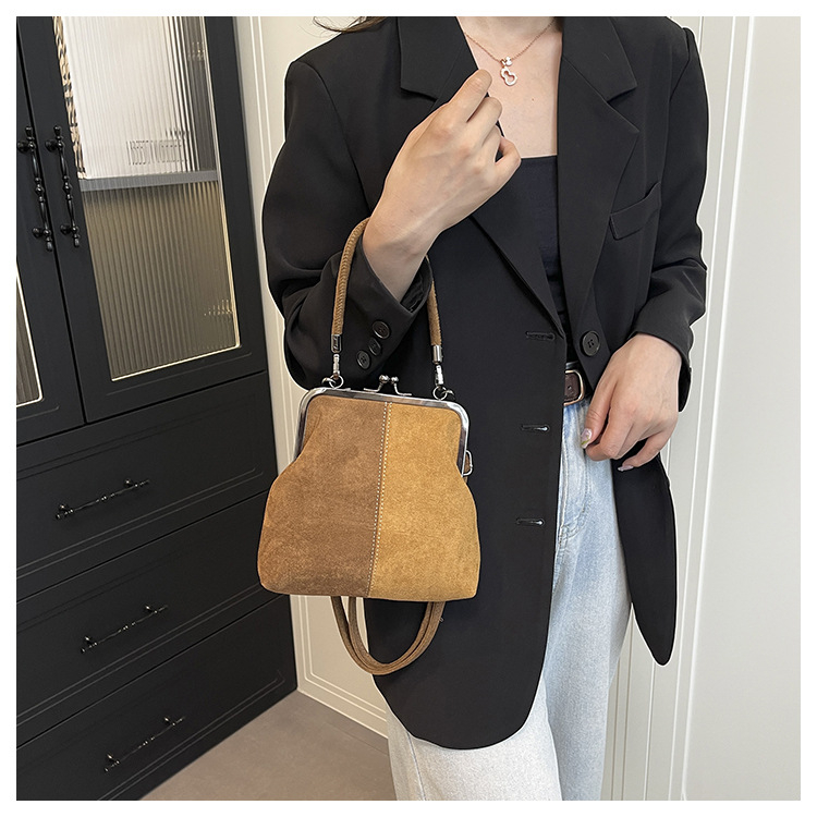 Ženska torbica u retro stilu, svestrana crossbody torba s jednom remenom, kolekcija jesen-zima 2025, dizajn blok boja, dojam vrhunskog kvaliteta