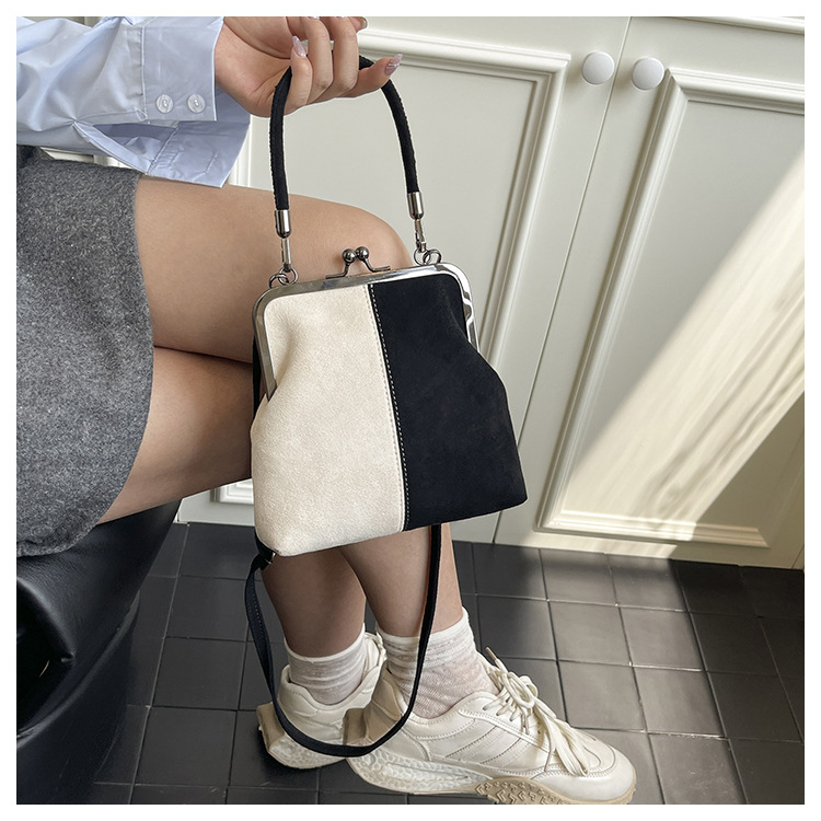 Ženska torbica u retro stilu, svestrana crossbody torba s jednom remenom, kolekcija jesen-zima 2025, dizajn blok boja, dojam vrhunskog kvaliteta