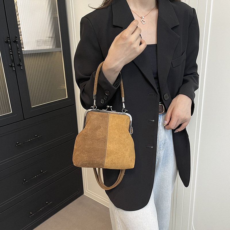 Ženska torbica u retro stilu, svestrana crossbody torba s jednom remenom, kolekcija jesen-zima 2025, dizajn blok boja, dojam vrhunskog kvaliteta