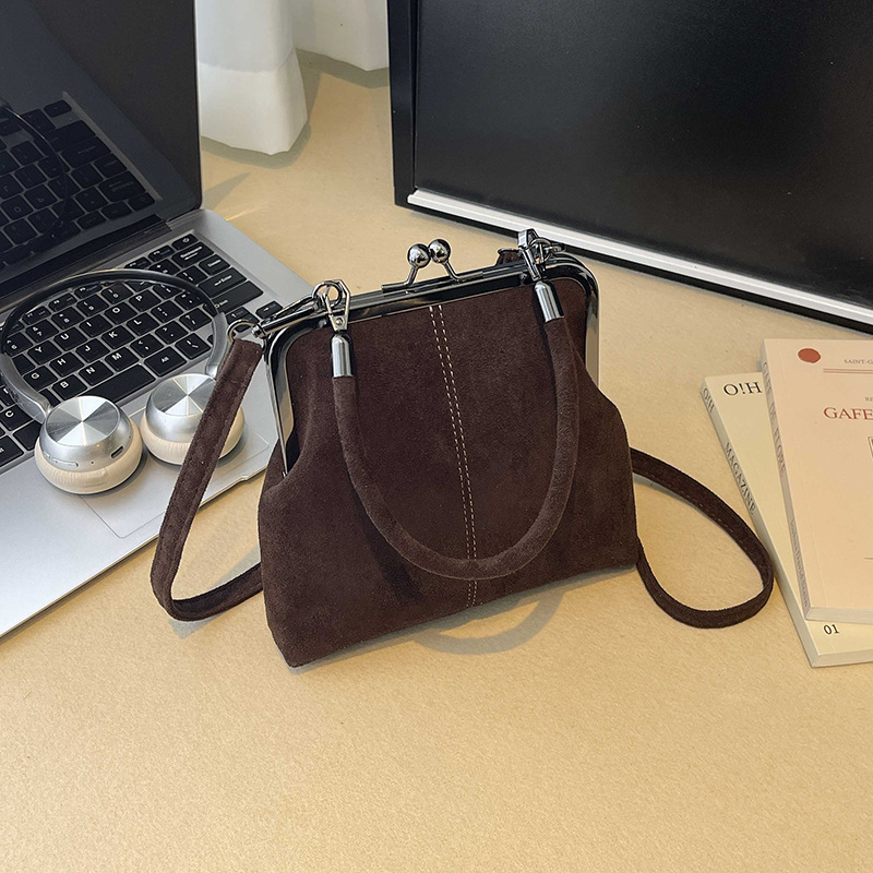 Ženska torbica u retro stilu, svestrana crossbody torba s jednom remenom, kolekcija jesen-zima 2025, dizajn blok boja, dojam vrhunskog kvaliteta