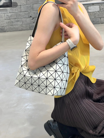 Ženska torbica Hobo bucket s polumjesečevim oblikom i prešivanjem, PVC, velika, urbani minimalistički stil, inspiracija baleta, ljeto 2025