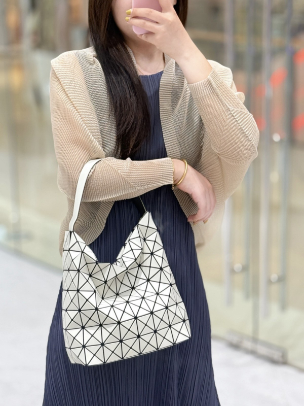 Ženska torbica Hobo bucket s polumjesečevim oblikom i prešivanjem, PVC, velika, urbani minimalistički stil, inspiracija baleta, ljeto 2025