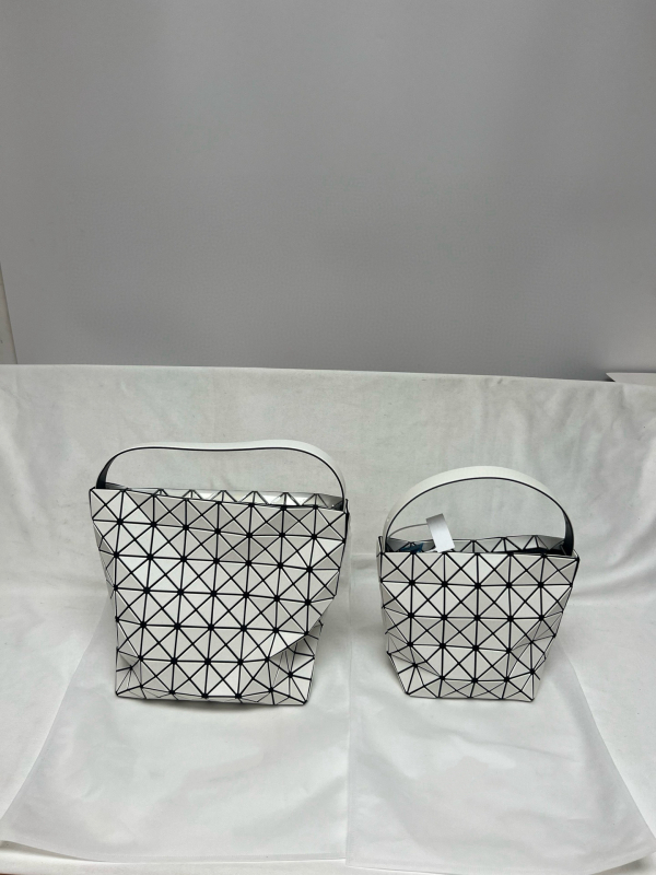 Ženska torbica Hobo bucket s polumjesečevim oblikom i prešivanjem, PVC, velika, urbani minimalistički stil, inspiracija baleta, ljeto 2025
