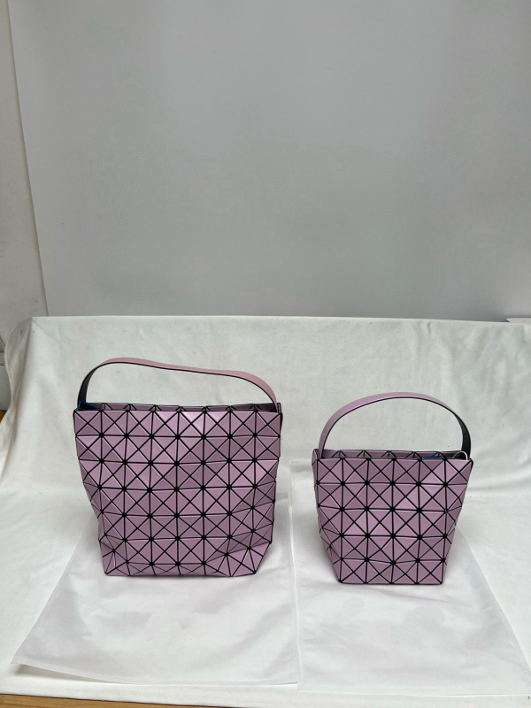 Ženska torbica Hobo bucket s polumjesečevim oblikom i prešivanjem, PVC, velika, urbani minimalistički stil, inspiracija baleta, ljeto 2025