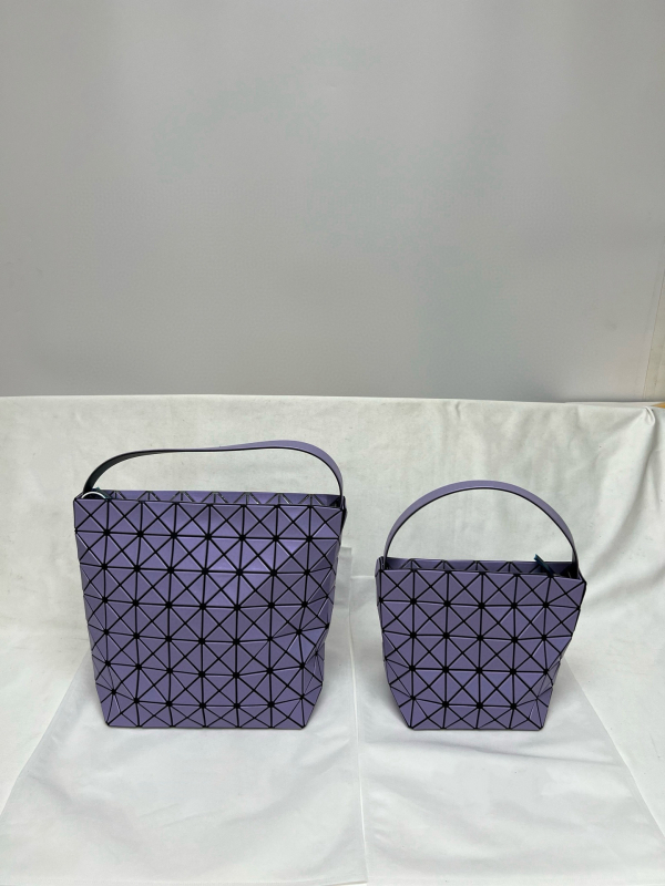 Ženska torbica Hobo bucket s polumjesečevim oblikom i prešivanjem, PVC, velika, urbani minimalistički stil, inspiracija baleta, ljeto 2025