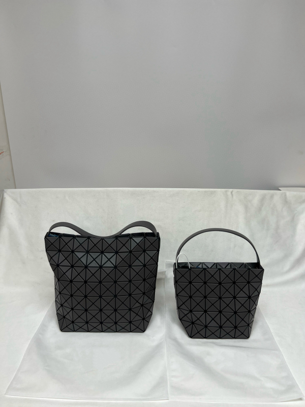 Ženska torbica Hobo bucket s polumjesečevim oblikom i prešivanjem, PVC, velika, urbani minimalistički stil, inspiracija baleta, ljeto 2025