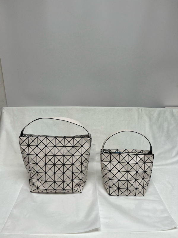 Ženska torbica Hobo bucket s polumjesečevim oblikom i prešivanjem, PVC, velika, urbani minimalistički stil, inspiracija baleta, ljeto 2025