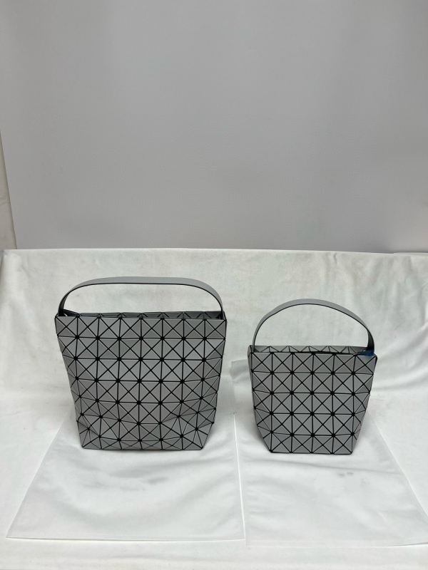 Ženska torbica Hobo bucket s polumjesečevim oblikom i prešivanjem, PVC, velika, urbani minimalistički stil, inspiracija baleta, ljeto 2025