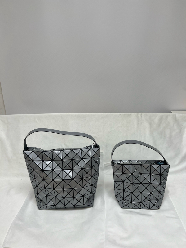 Ženska torbica Hobo bucket s polumjesečevim oblikom i prešivanjem, PVC, velika, urbani minimalistički stil, inspiracija baleta, ljeto 2025