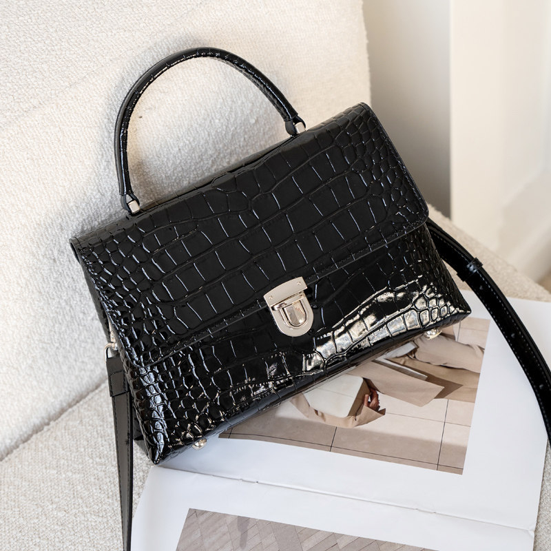 Ženska torbica od prave kože, mala kvadratna torba, 2026 novi stil, retro minimalistički dizajn, korejsko nadahnuće, crossbody torba za svakodnevnu upotrebu