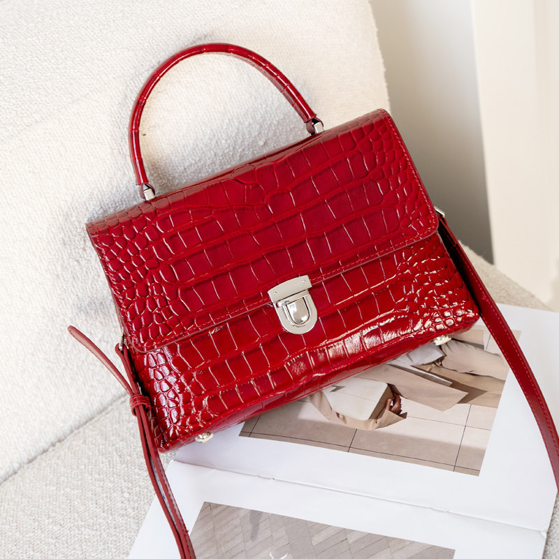Ženska torbica od prave kože, mala kvadratna torba, 2026 novi stil, retro minimalistički dizajn, korejsko nadahnuće, crossbody torba za svakodnevnu upotrebu