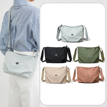 Torba crossbody srednje veličine, velika kapaciteta, vodootporna tkanina, gradski minimalistički stil, zatvaranje na zip, podstava od poliestera