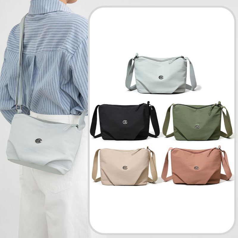 Torba crossbody srednje veličine, velika kapaciteta, vodootporna tkanina, gradski minimalistički stil, zatvaranje na zip, podstava od poliestera