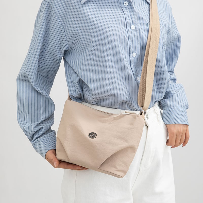 Torba crossbody srednje veličine, velika kapaciteta, vodootporna tkanina, gradski minimalistički stil, zatvaranje na zip, podstava od poliestera