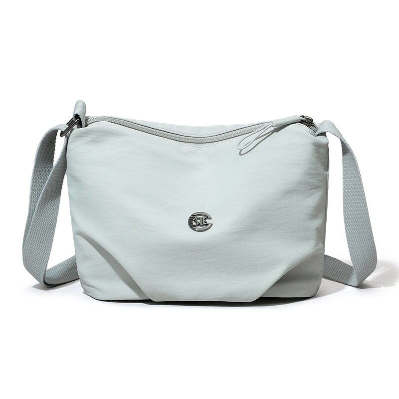 Torba crossbody srednje veličine, velika kapaciteta, vodootporna tkanina, gradski minimalistički stil, zatvaranje na zip, podstava od poliestera