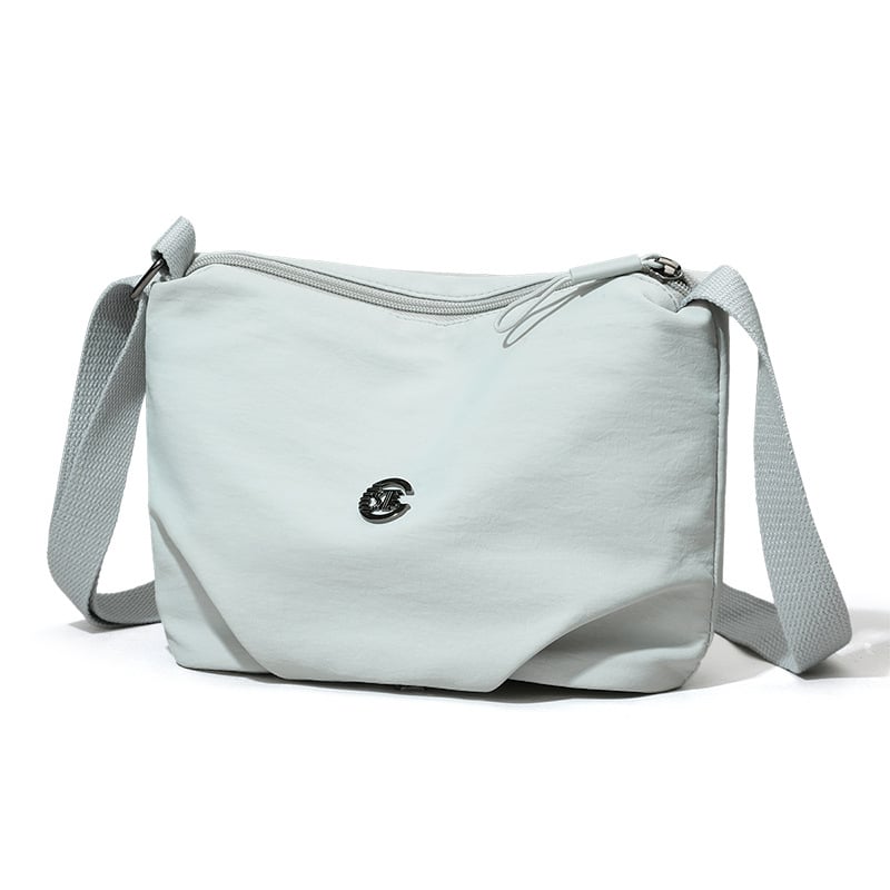 Torba crossbody srednje veličine, velika kapaciteta, vodootporna tkanina, gradski minimalistički stil, zatvaranje na zip, podstava od poliestera