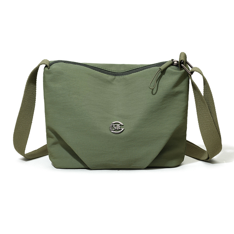 Torba crossbody srednje veličine, velika kapaciteta, vodootporna tkanina, gradski minimalistički stil, zatvaranje na zip, podstava od poliestera