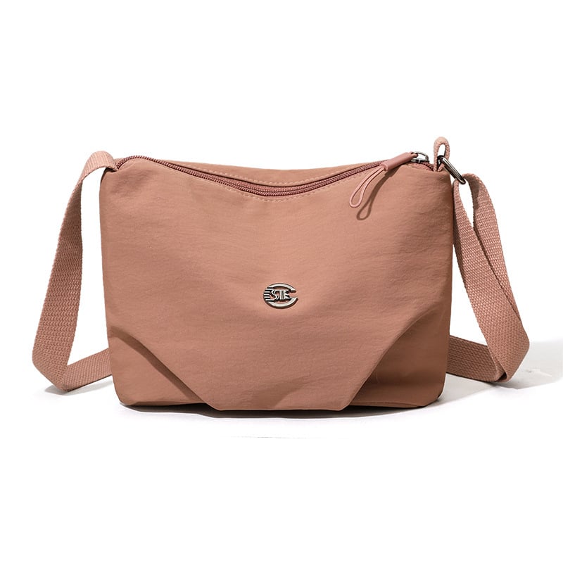Torba crossbody srednje veličine, velika kapaciteta, vodootporna tkanina, gradski minimalistički stil, zatvaranje na zip, podstava od poliestera