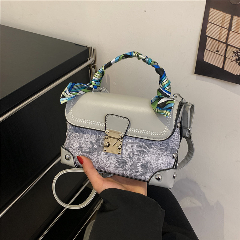 Premium vintage ispisana kutijasta torba za žene, 2025 novi model, mini kvadratna torba sa šalom detaljem, PU