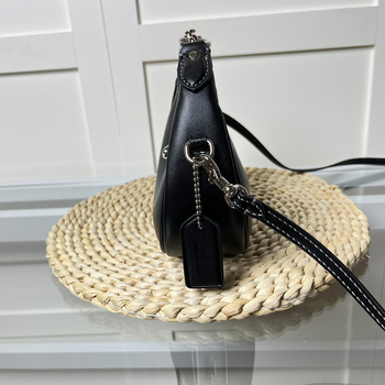 Ženska mini torbica s retro polumjesecom, crossbody, od prave kože.