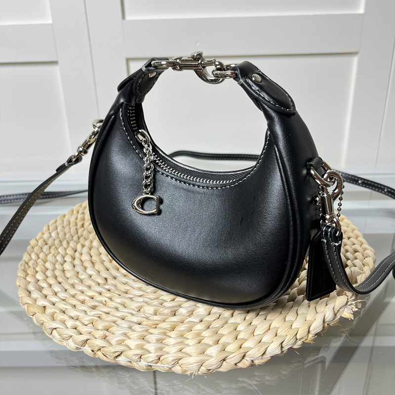 Ženska mini torbica s retro polumjesecom, crossbody, od prave kože.