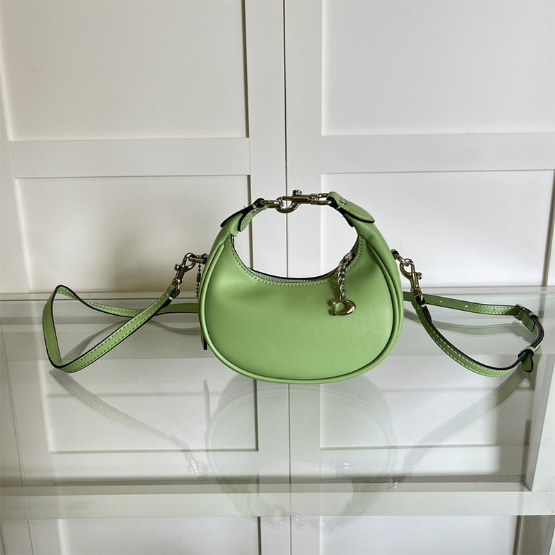 Ženska mini torbica s retro polumjesecom, crossbody, od prave kože.