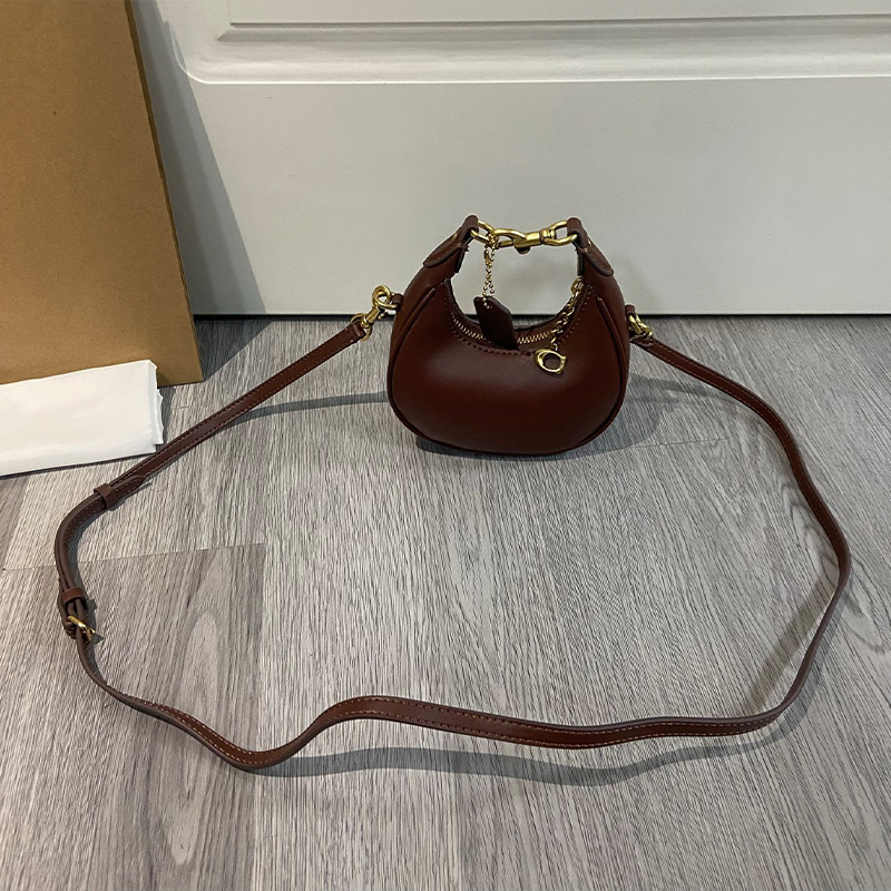 Ženska mini torbica s retro polumjesecom, crossbody, od prave kože.